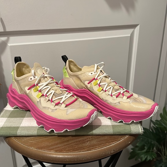 Sorel, Women’s Kinetic Breakthru Tech Sneaker, size 9.5 - Picture 2 of 13